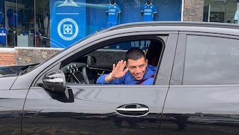 Erik Lira está de vuelta y se deja consentir por la afición cementera mientras reparte autógrafos