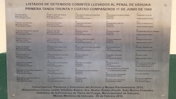 Una placa recuerda a los