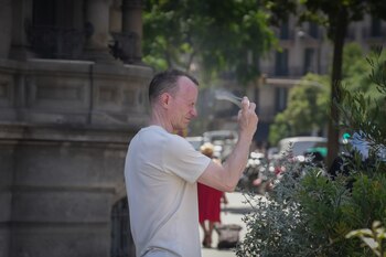 Una persona camina por las calles de la ciudad, a 17 de junio de 2026, en Barcelona, Catalunya (España).