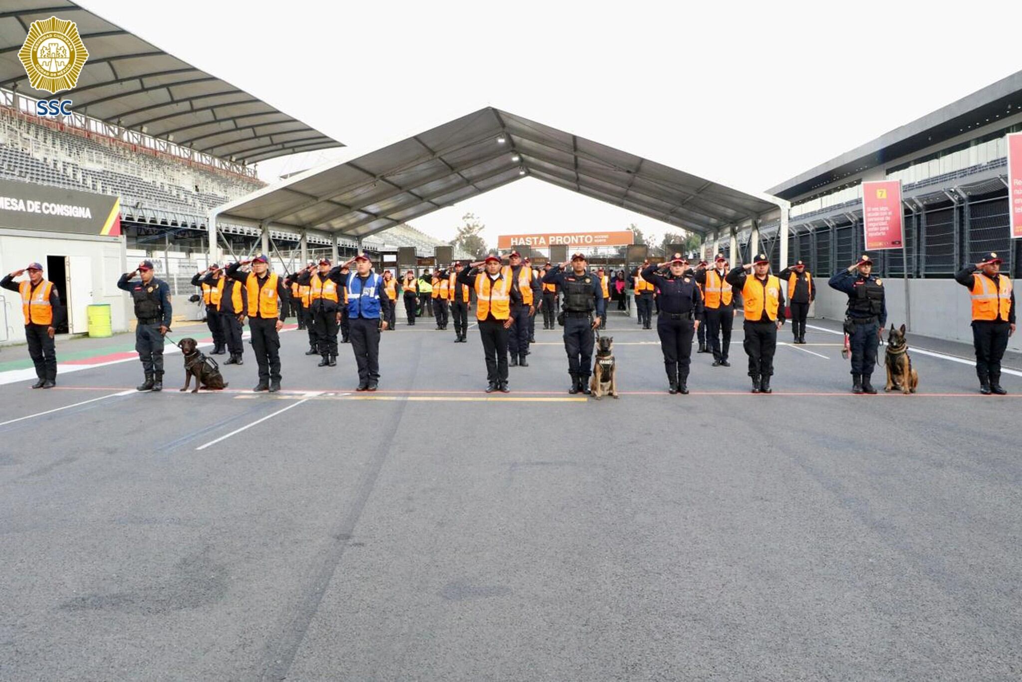 Tanto oficiales como elementos caninos arribaron al recinto para garantizar la seguridad de los asistentes. (SSC CDMX)