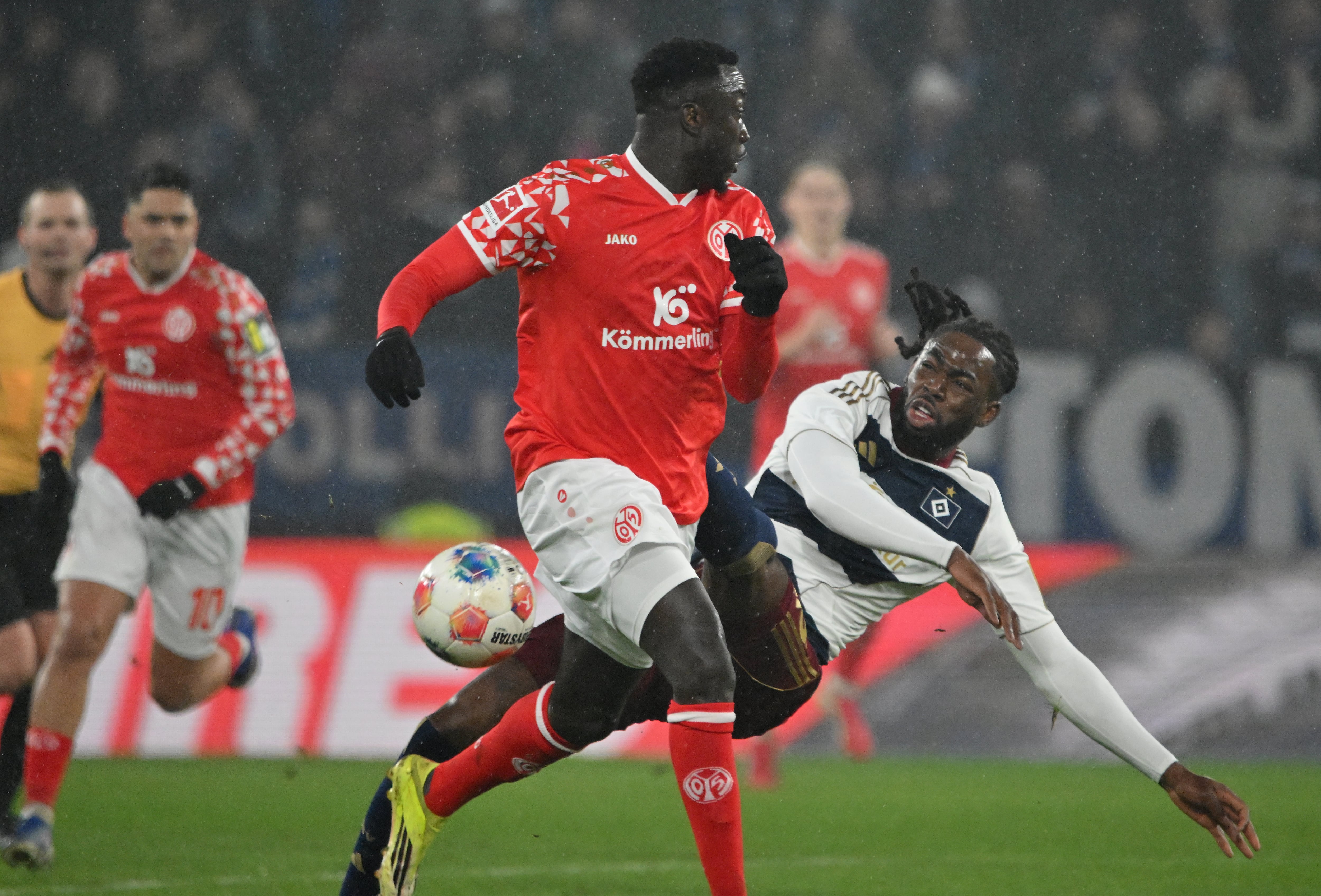 Jordan Torunarigha del Hamburg y Stefan Ball del Mainz en acción durante el encuentro de la Bundesliga el viernes 20 de febrero del 2026-crédito Torsten Silz/dpa via AP