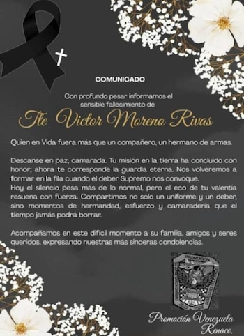 Fondo oscuro con texto conmemorativo, un lazo negro con cruz blanca, flores blancas y un emblema institucional en la esquina inferior derecha