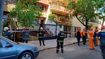 Derrumbe en Constitución: se cayó una medianera sobre una casa y hay preocupación por más desprendimientos