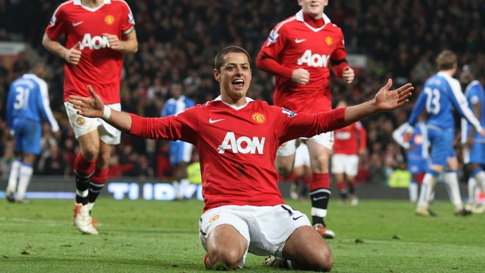 Javier Hernández wearing the Manchester United shirt in a Premier League match