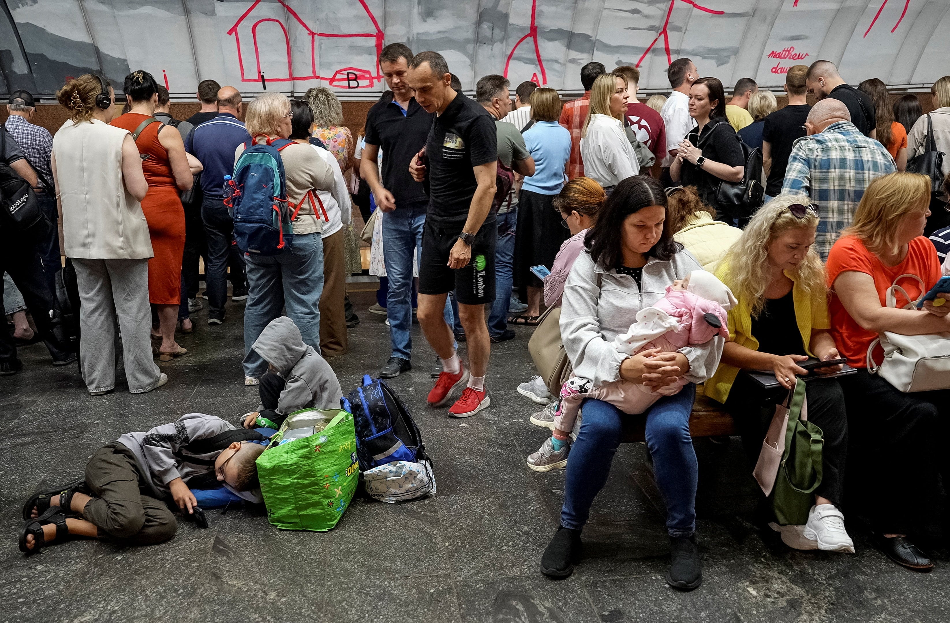 Personas esperan el fin de la alerta antiaérea y la reanudación del servicio de subte en una estación colmada, durante un ataque ruso con drones en Kiev (REUTERS/Anna Voitenko)