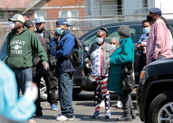 Reisdentes de Detroit hacen fila para acceder a las pruebas gratis de coronavirus REUTERS/Rebecca Cook
