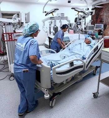 El paciente tuvo un menor sangrado, menos dolor postoperatorio y una recuperación más rápida. (CSS)