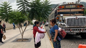 Alza en los combustibles y temor a las extorsiones paralizan el transporte colectivo en dos municipios clave de Guatemala