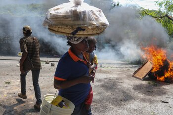 Una vendedora callejera y su