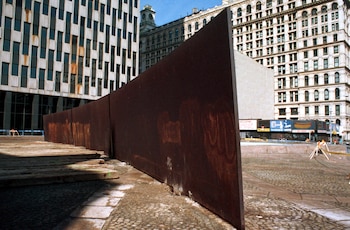 "Tilted Arc", de Richard Serra (Foto AP/Mario Cabrera, archivo)