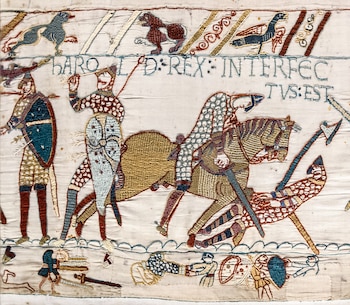 Un bordado medieval con soldados con cota de malla, escudos, un caballero a caballo y la inscripción latina HAROLD REX INTERFECTUS EST