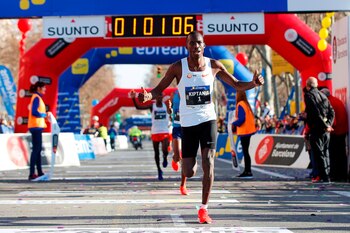 El atleta keniano Eric Kiptanui.