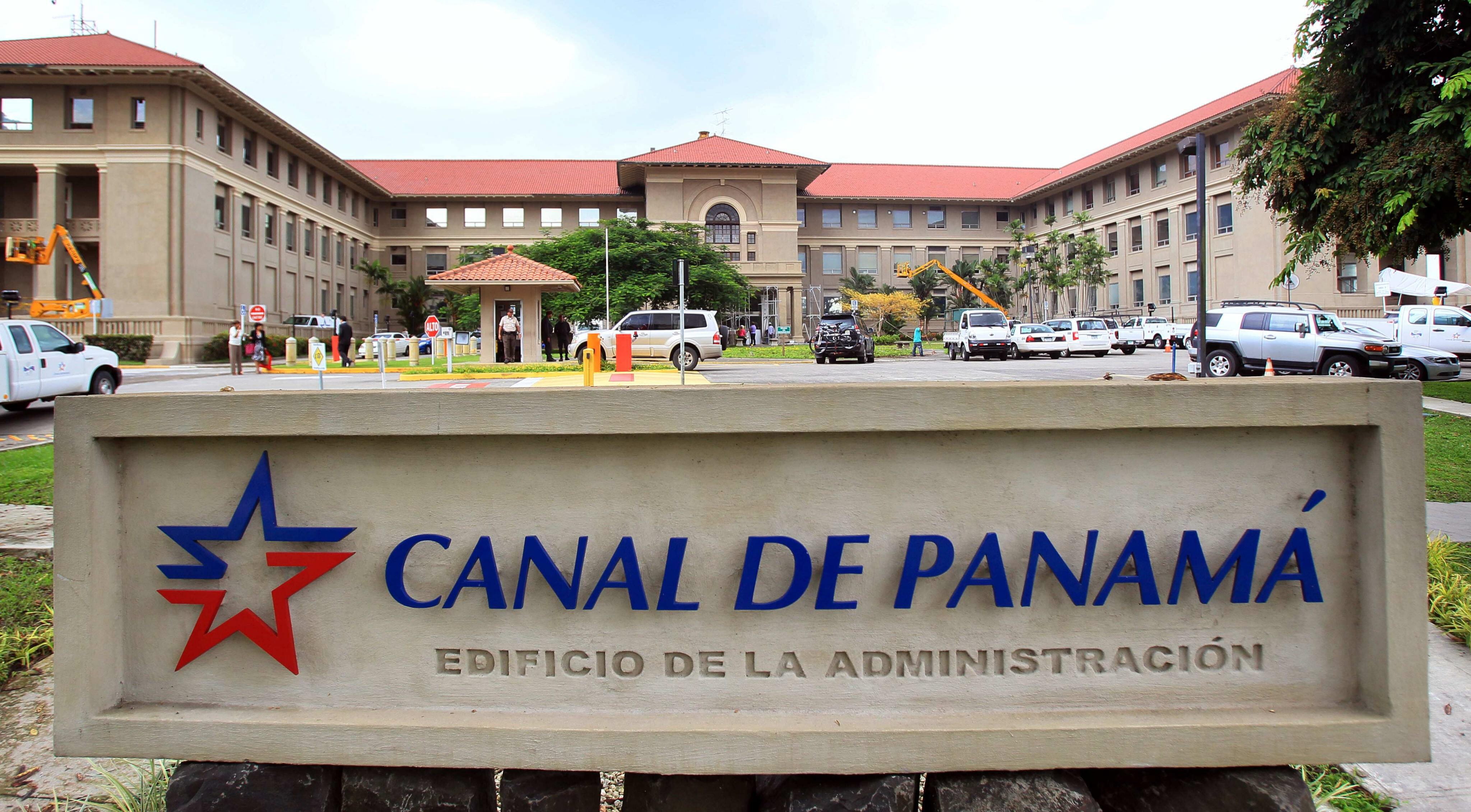 Los proyectos estratégicos del Canal aparecen como una de las vías para impulsar la inversión y el empleo en Panamá durante los próximos años. EFE/Alejandro Bolívar