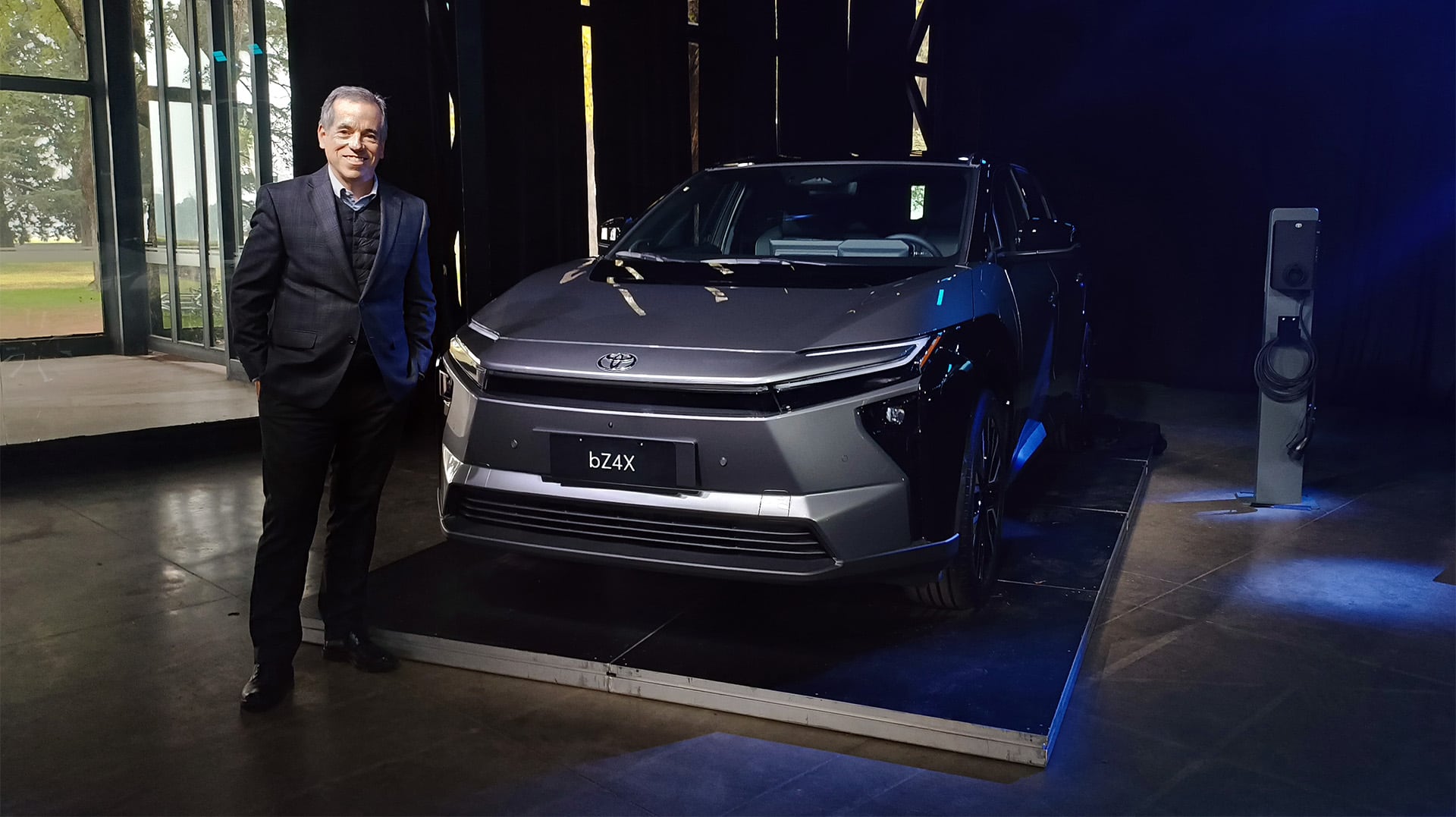 Gustavo Salinas, presidente de Toyota Argentina, junto al nuevo Toyota bZ4X eléctrico. El ejecutivo cree que hay condiciones de crecimiento para el mercado pese a la situación actual. (Infobae)