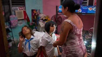 Entre pocas luces, así iniciaron las familias cubanas el curso escolar 2026-2027