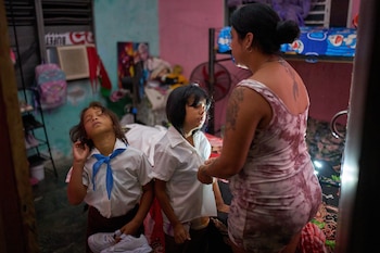 Las rutinas mañaneras entre la oscuridad se vuelven más complicadas para las familias cubanas. (Infobae Cuba/AP Foto/Ramón Espinosa)
