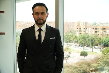 Diego Alicides Torres Castro, experto en transporte y movilidad eléctrica, destacó que los nuevos buses duales amplían la flexibilidad operativa del transporte público de Bogotá - crédito Suministrado a Infobae Colombia