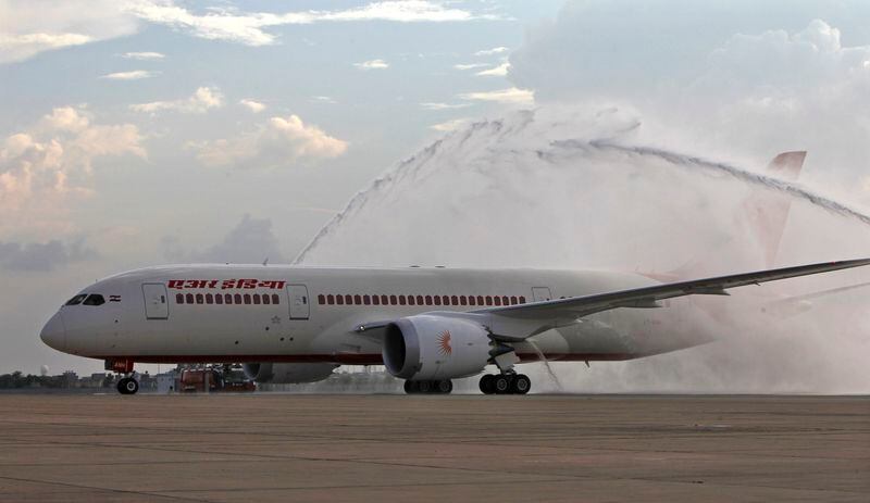 El Boeing 787-8 Dreamliner de Air India recibe el tradicional cañonazo de agua de los bomberos a su llegada al aeropuerto de Nueva Delhi. REUTERS/Mansi Thapliyal
