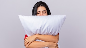 Por qué es importante limpiar la almohada y cómo hacerlo según los expertos