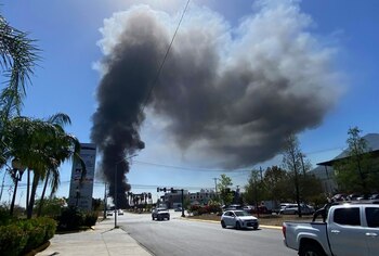 La columna de humo negro