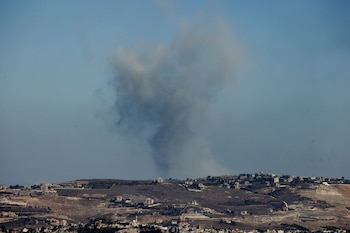 El humo se eleva después de los ataques aéreos de la Fuerza Aérea israelí en aldeas del sur del Líbano (REUTERS/Jim Urquhart)