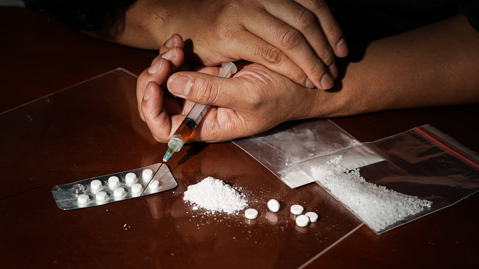 Si se detecta el consumo de sustancias, el protocolo establece un abordaje interdisciplinario con equipos de médicos, psicólogos y trabajadores sociales (Freepik)