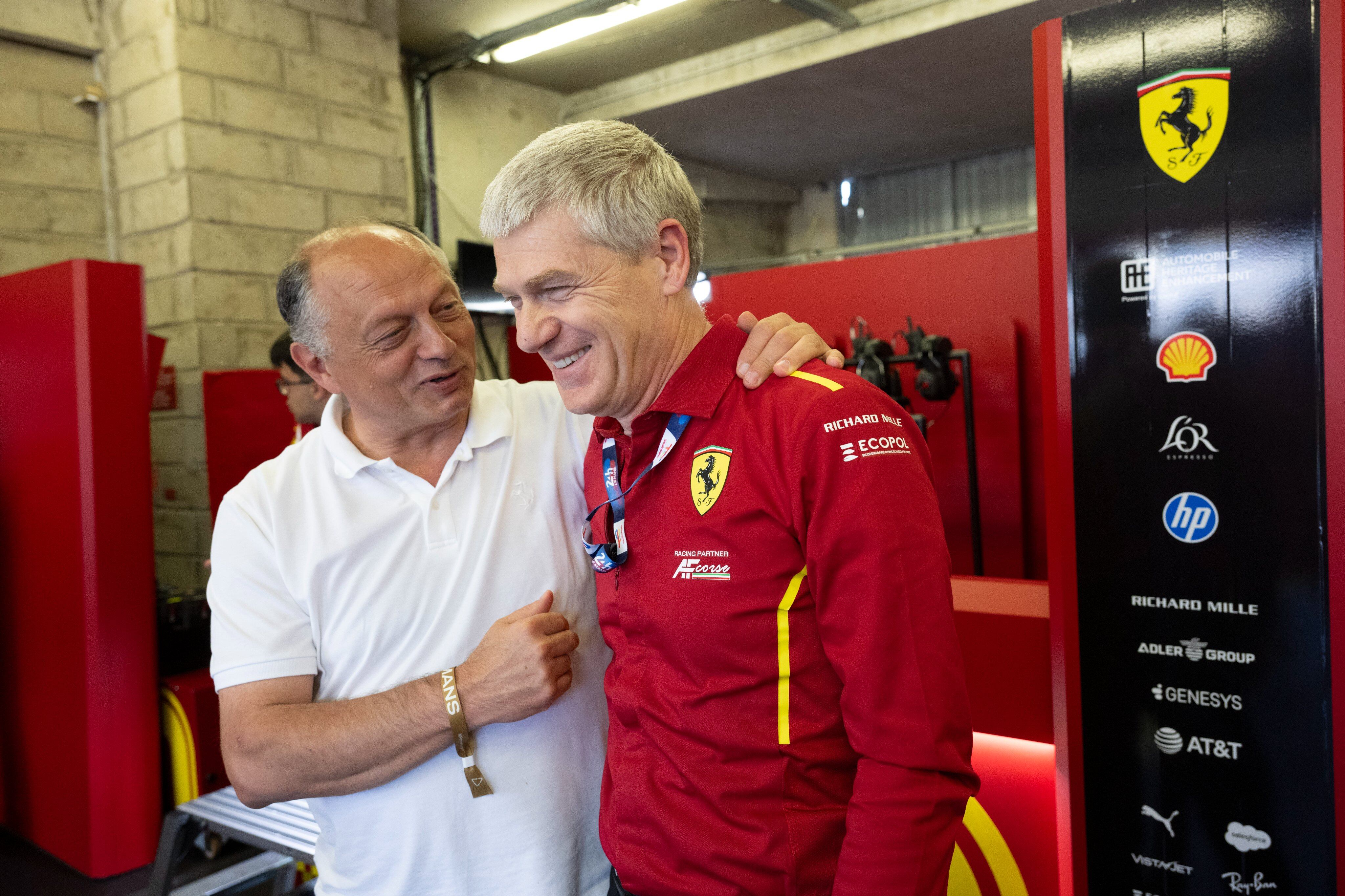 Frédéric Vasseur, jefe del equipo de Fórmula 1, y Antonello Coletta (@FerrariHypercar)