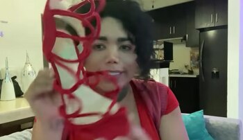 mostró las zapatillas que tiene