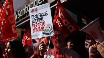 Los trabajadores de la banca exigen mejoras laborales a las grandes entidades: reparto de beneficios, fines de semana más largos y frenar a la inteligencia artificial