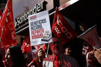 Manifestación del sector financiero frente a una sucursal del Banco Santander en Madrid