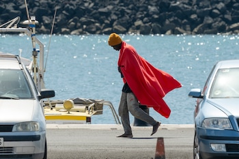 Imagen de archivo de un hombre migrante rescatado en la isla de Lanzarote. (EFE/ Adriel Perdomo)