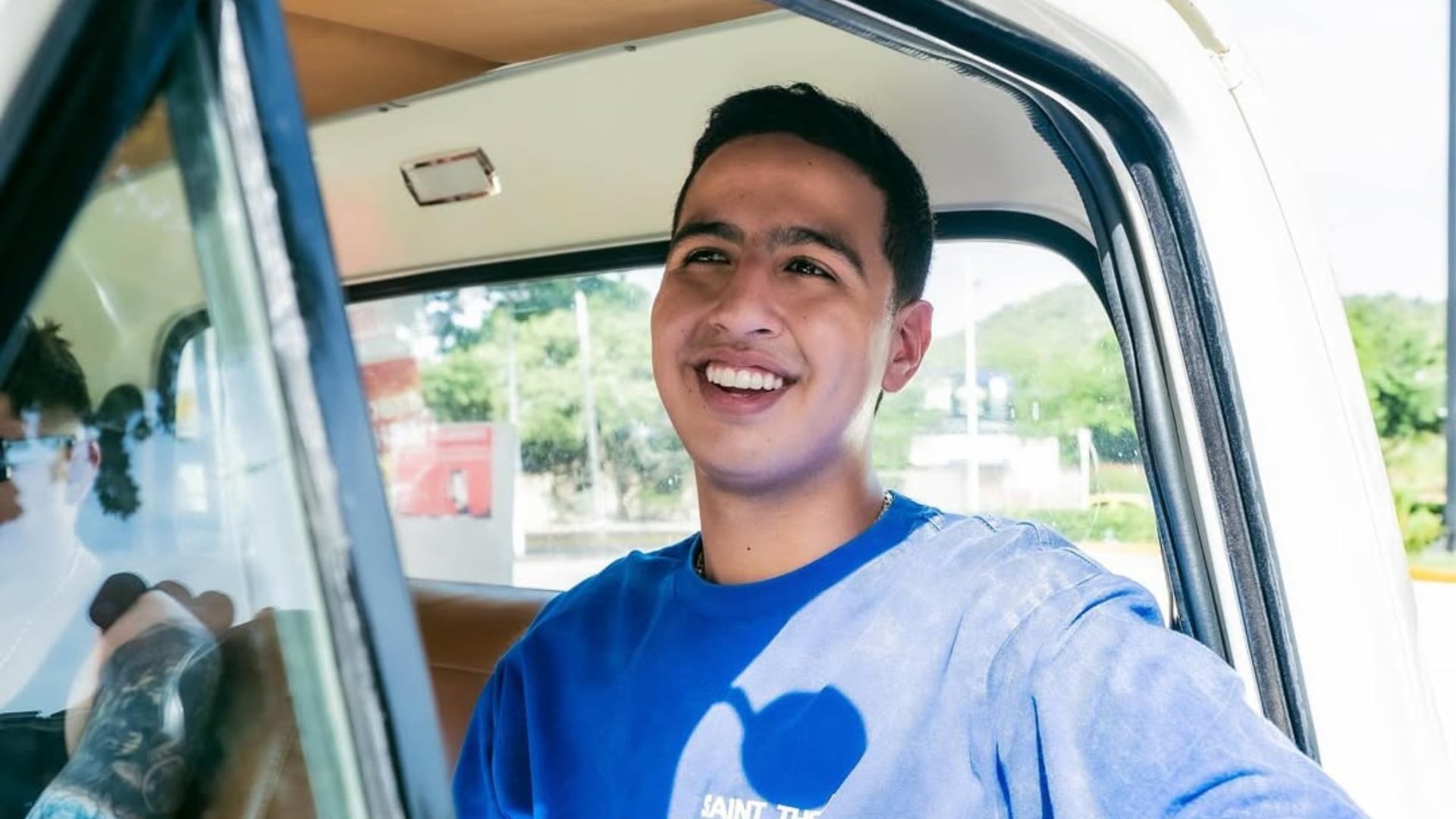El joven cantante presumió enredes sociales la compra de una camioneta de lujo por sus 17 años - crédito @martineliasjr/ Instagram