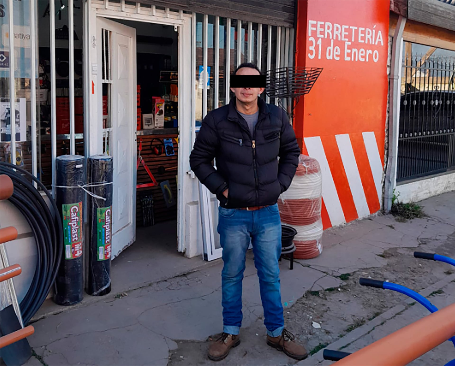 El detenido frente a su ferretería, que estaba en la parte de adelante de la vivienda siniestrada