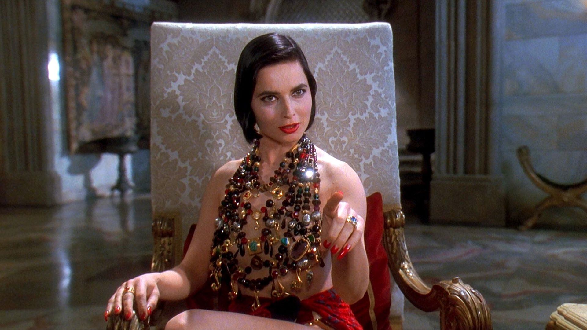 Inspirada en Isabella Rossellini, Ortega apostó por un estilo con referencias directas a la moda cinematográfica de los años 90 (Universal Pictures)