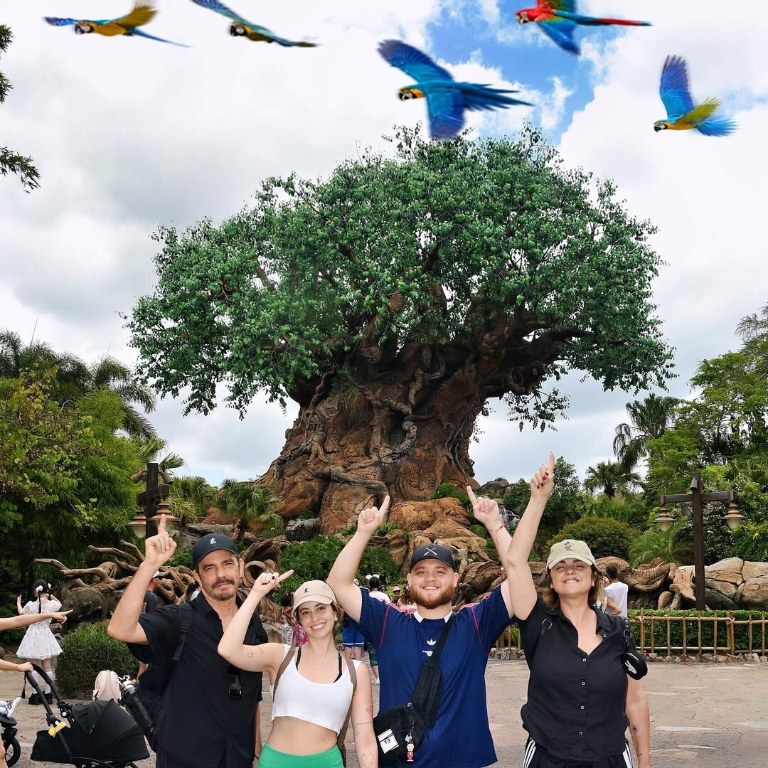 La familia posó con el Árbol de la vida en la tierra de Avatar