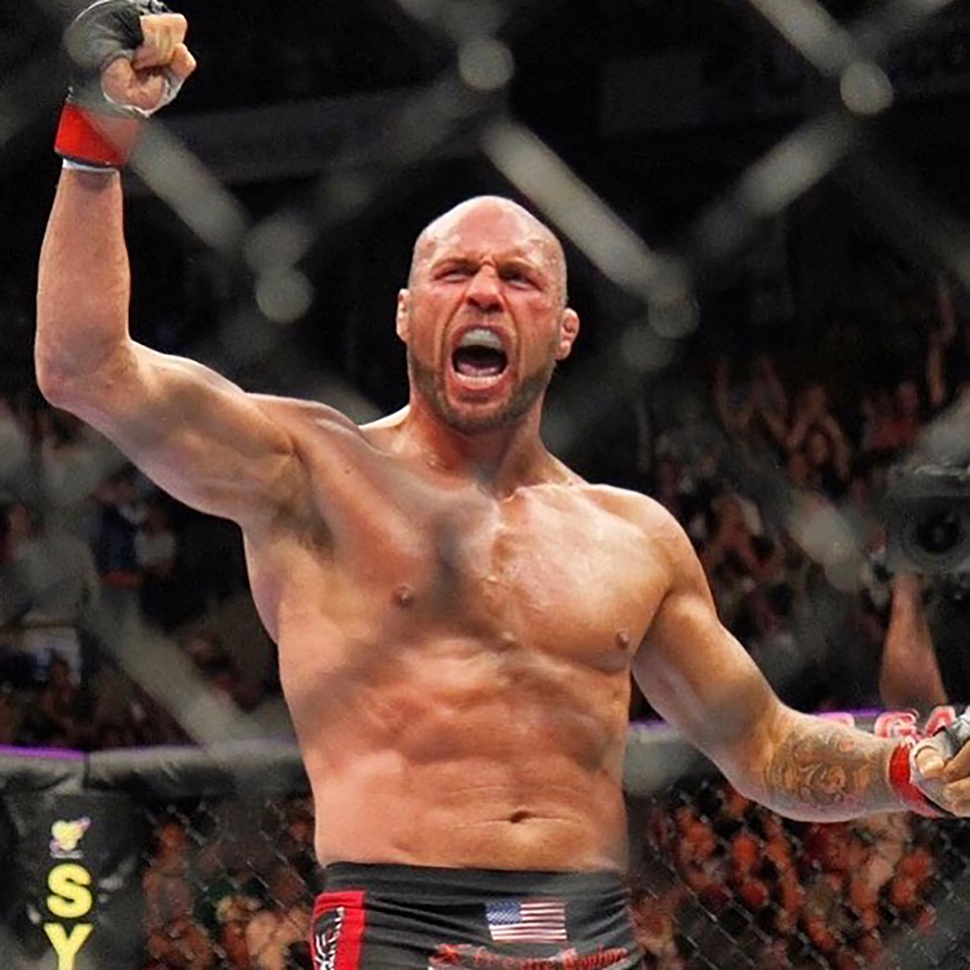 Randy Couture, excampeón de la UFC en peso pesado y semipesado, tuvo un fuerte accidente automovilístico y tuvo que ser hospitalizado