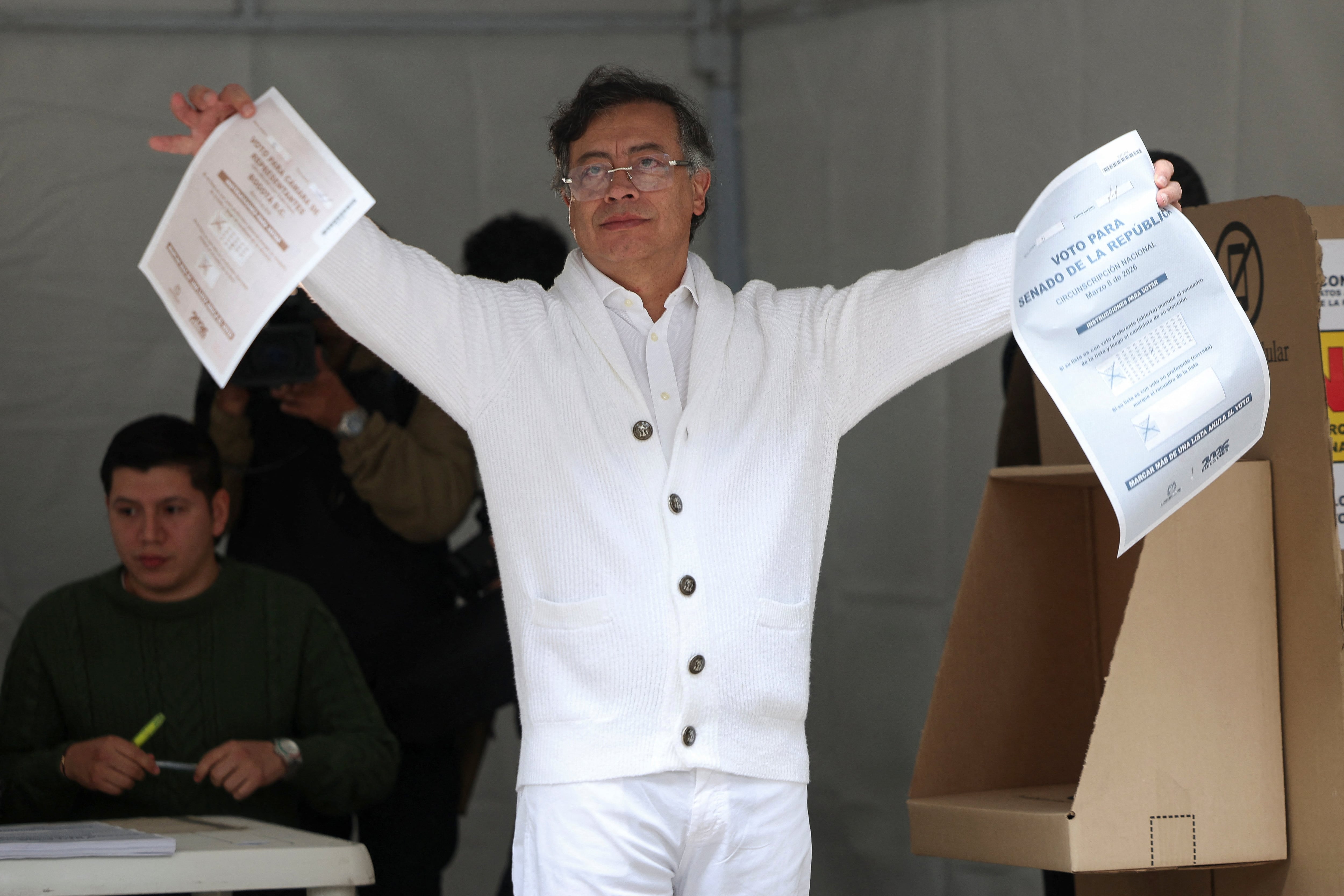 Polémica por imagen de Gustavo Petro votando las consultas internas - Infobae