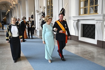 La reina Sofía del brazo del gran duque de Luxemburgo en el 80 cumpleaños del rey Carlos Gustavo de Suecia (Grosby)