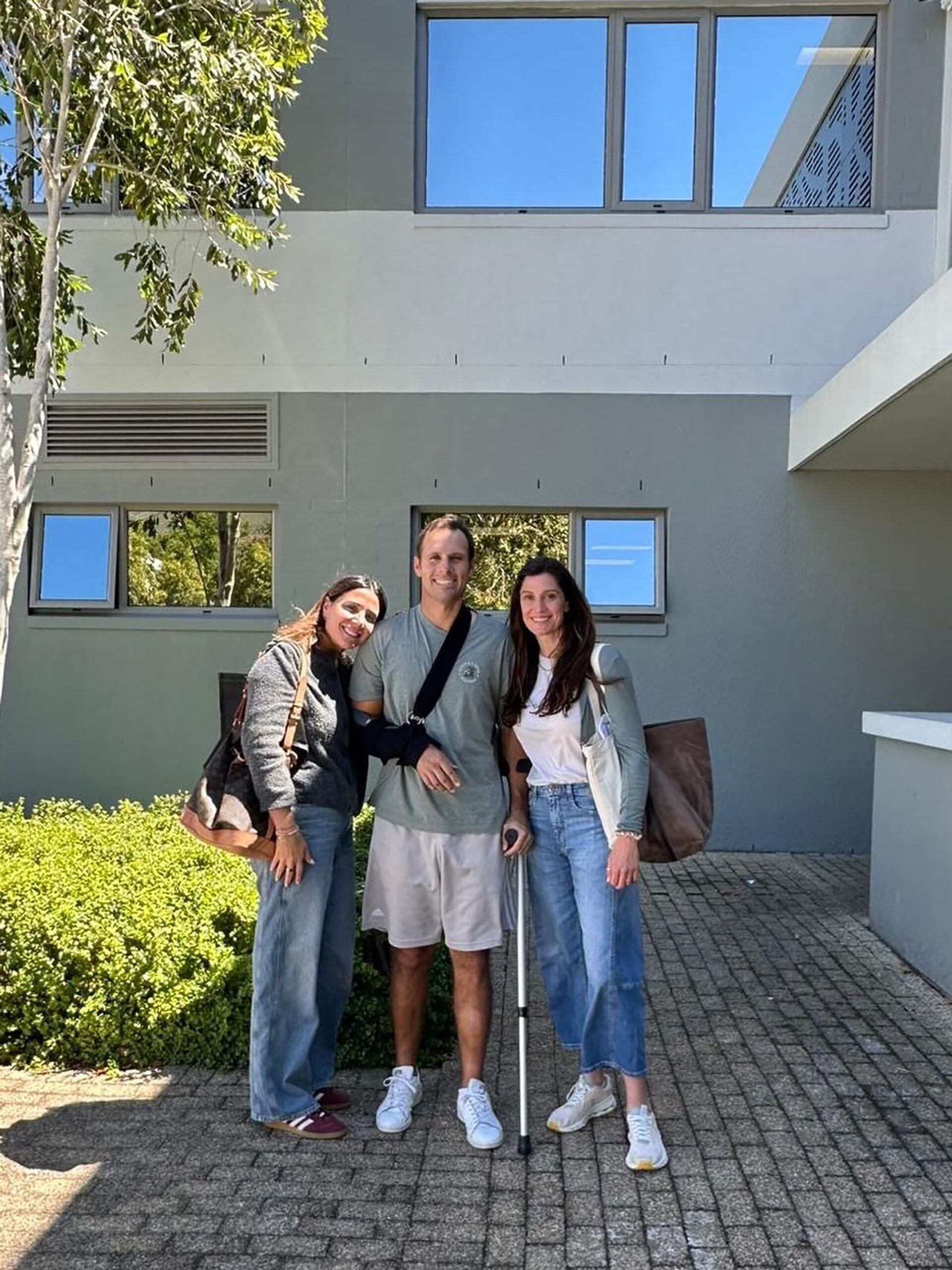 El golfista sonríe junto a su familia mientras se recupera de un extraño accidente sufrido en Sudáfrica