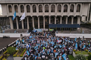 Indígenas queman incienso y encienden