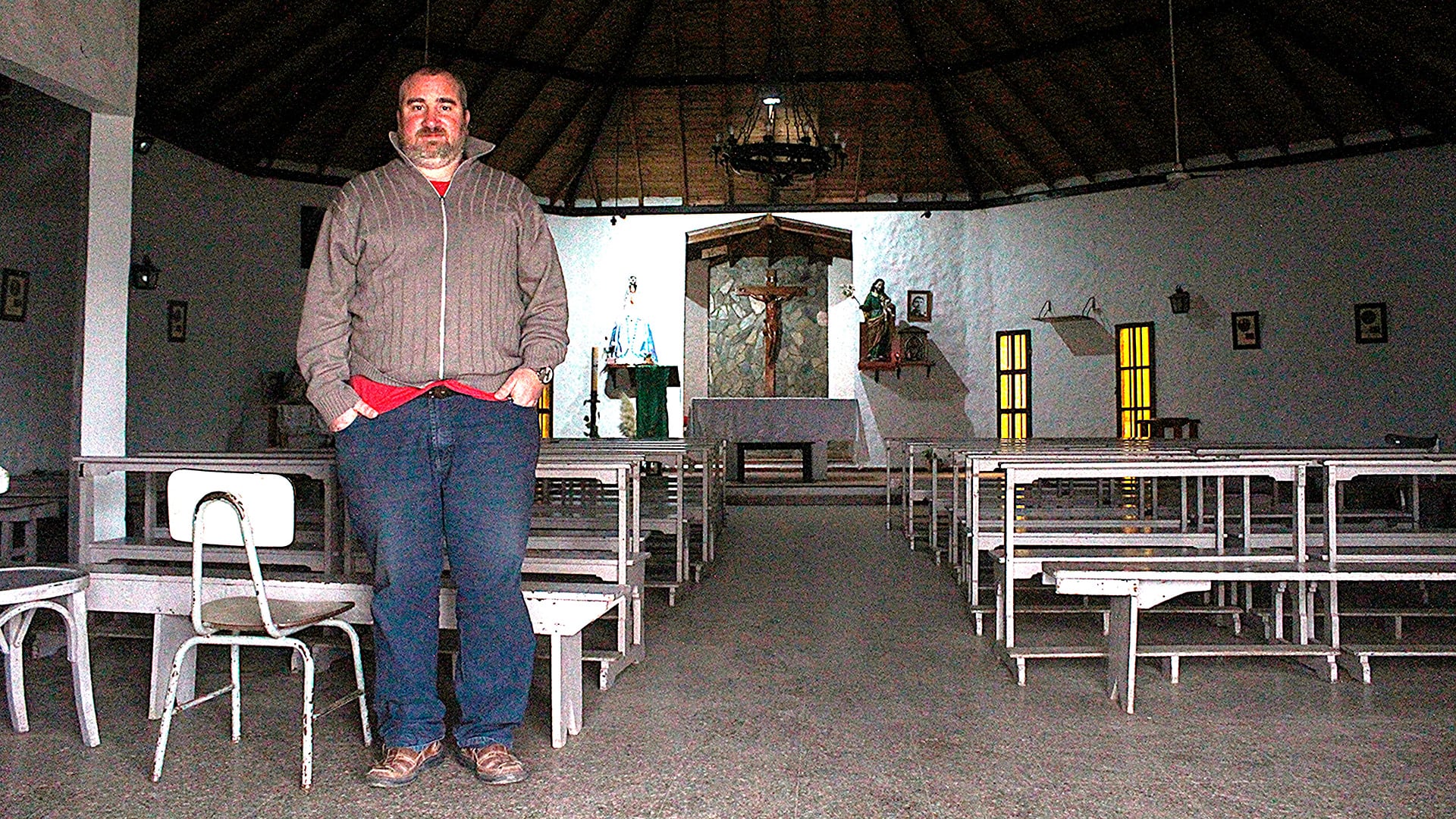El padre Giangreco en su parroquia Nuestra Señora de Itatí, en Trujui-Moreno, provincia de Buenos Aires