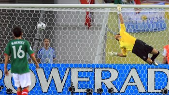 zzzzinte1Mexican goalkeeper Oswaldo Sanchez (R) dives vainly to save a kick by Argentinian midfielder Maxi Rodriguez (not pictured) during the World Cup 2006 round of 16 football game Argentina vs. Mexico, 24 June 2006 at Leipzig stadium. AFP PHOTO / ODD ANDERSENzzzz