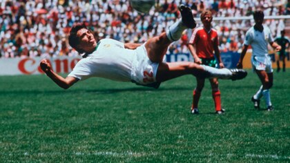 ¿Quién es Manuel Negrete, el autor del mejor gol en los Mundiales y exalcalde en la CDMX?