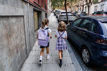 Varios niños de camino a la escuela, a 7 de septiembre de 2026, en Madrid (España). (Carlos Luján/Europa Press)