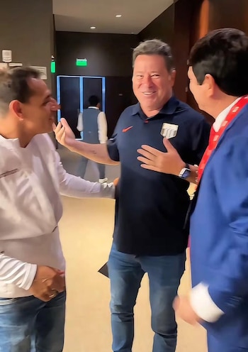 Agustín Lozano junto a los representantes de Alianza Lima y Universitario.