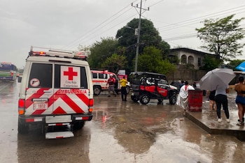 Equipos de la Cruz Roja Costarricense evacúan a familias afectadas por las inundaciones en Liberia tras el desbordamiento de ríos. Cortesía: Cruz Roja