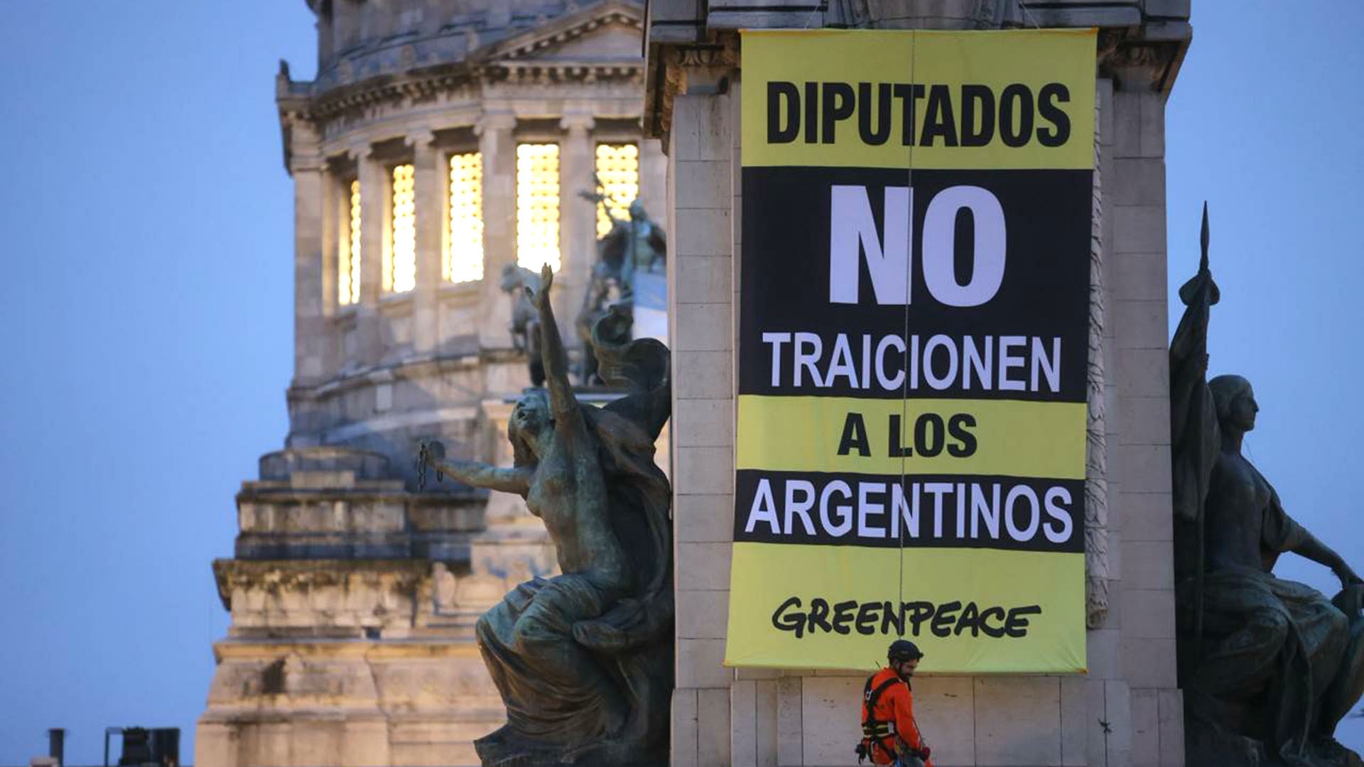 Organizaciones ambientales y sociales convocan a una marcha con antorchas y festival artístico con el lema 'La Ley de Glaciares no se toca'. (Sebastián Pani/Greenpeace)