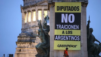 Activistas de Greenpeace intervinieron un monumento frente al Congreso en rechazo a la Ley de Glaciares