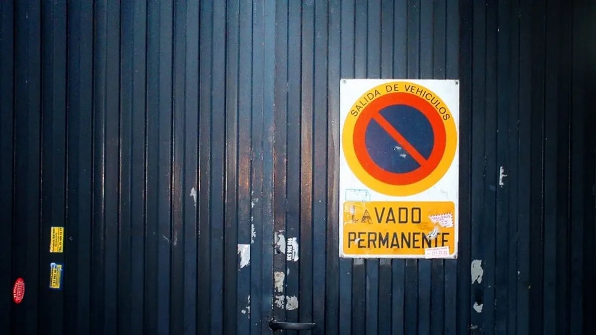 Una placa de vado permanente delante de una entrada de garaje. (Pixabay)