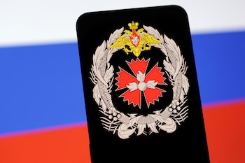 En esta ilustración, tomada el 6 de mayo de 2025, se aprecian el logotipo del GRU (servicio de inteligencia militar ruso) y la bandera rusa
REUTERS/Dado Ruvic/Ilustración
